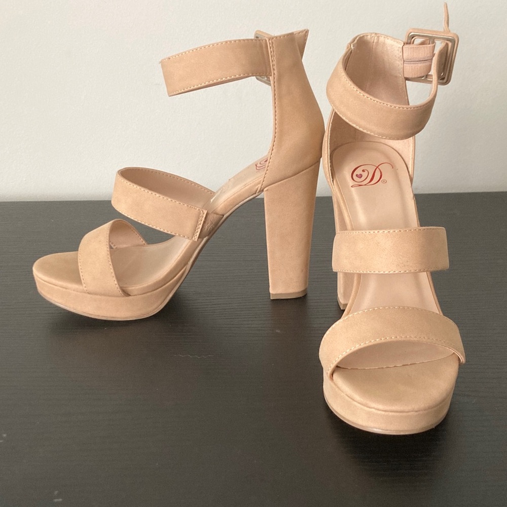 Elegant Tan Women's Sandals